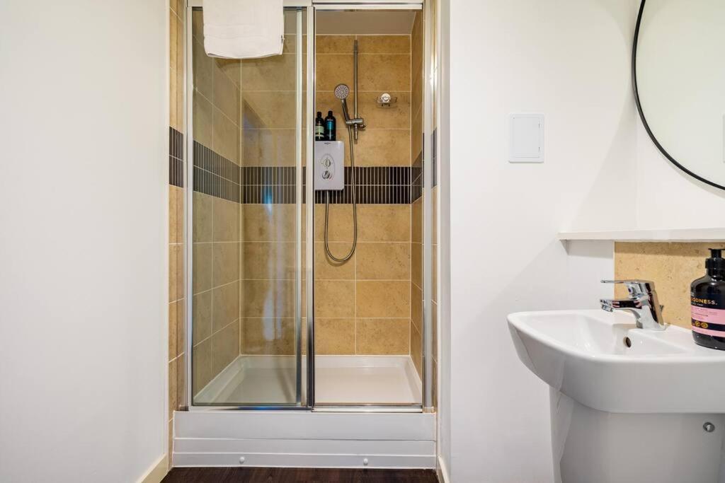 Bright, Modern 2 Bedroom House With Free Parking! Appartement *
