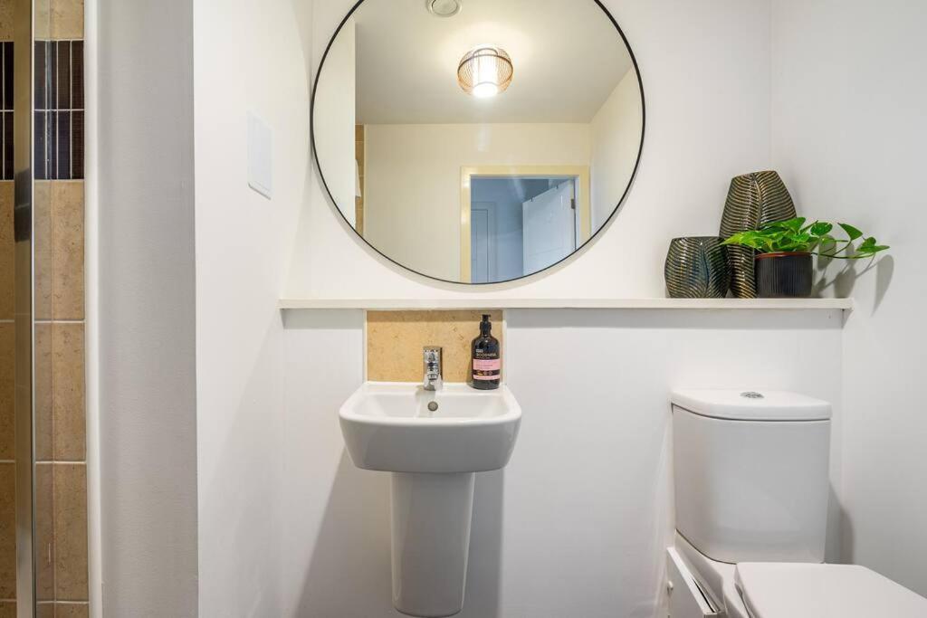 Bright, Modern 2 Bedroom House With Free Parking! Appartement