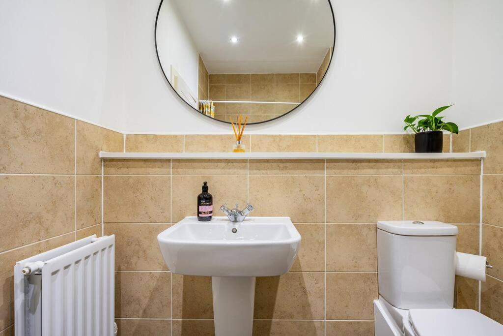 Bright, Modern 2 Bedroom House With Free Parking! Appartement *