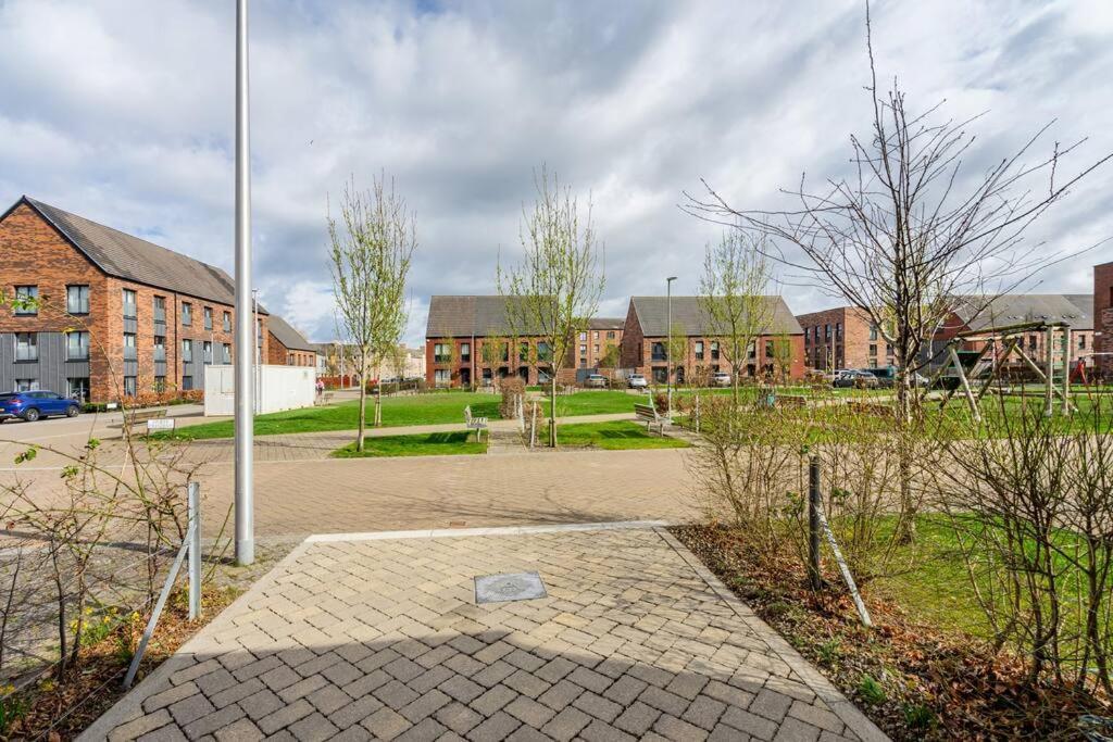 Bright, Modern 2 Bedroom House With Free Parking! Appartement